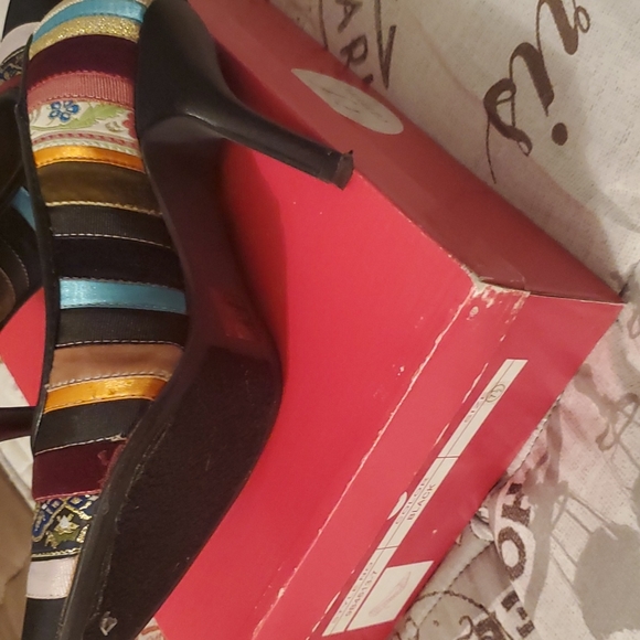 Multi colorful pattern pumps - Picture 4 of 4